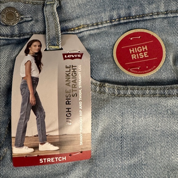 Kids Levi's High Rise Straight Legs Light Wash Blue Jeans. BNWT Size 16 - Picture 9 of 13
